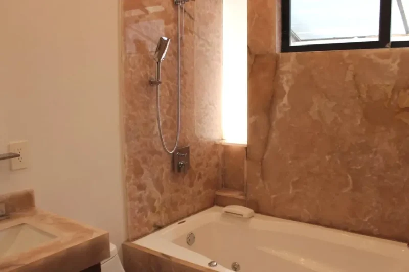 Baño con tina de spa Casa Luna Coyoacán CDMX