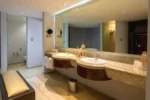 Baño de la Suite Holiday Inn Puebla Finsa by IHG