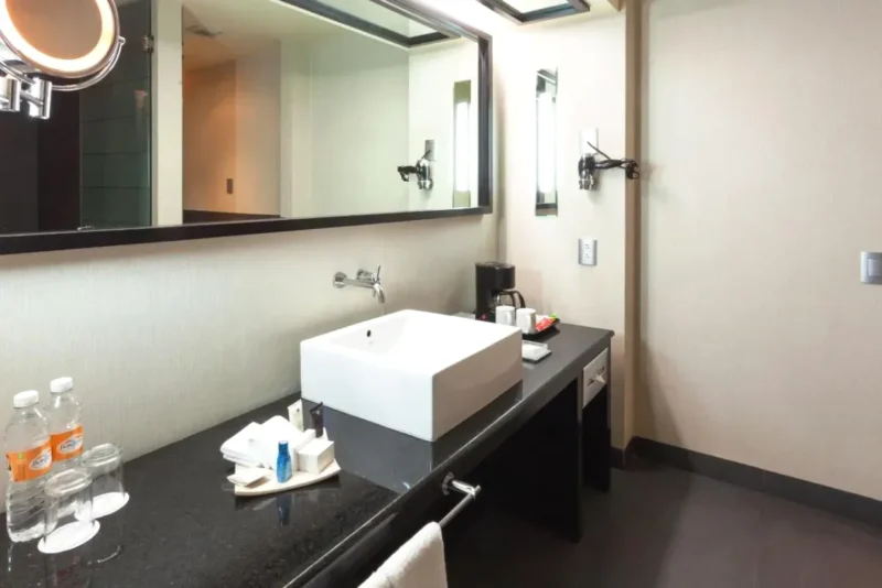 Baño de la Suite Junior Crowne Plaza Toluca Lancaster by IHG