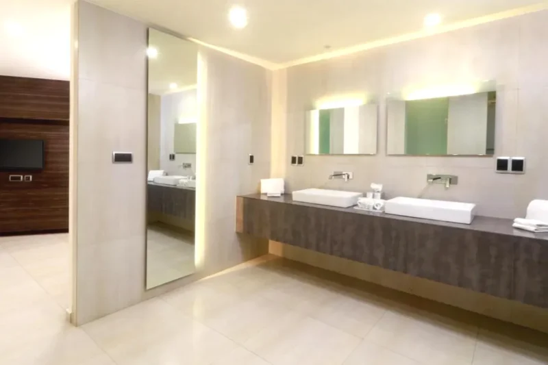 Baño muy espaciosos y luminoso Holiday Inn Express Mexico Aeropuerto by IHG
