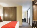 Cama con escritorio y TV Exe Alameda Reforma CDMX Cuauhtémoc