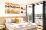 Cama con ventanales y vistas a CDMX UTOPIC Palacio Polanco by ULIV