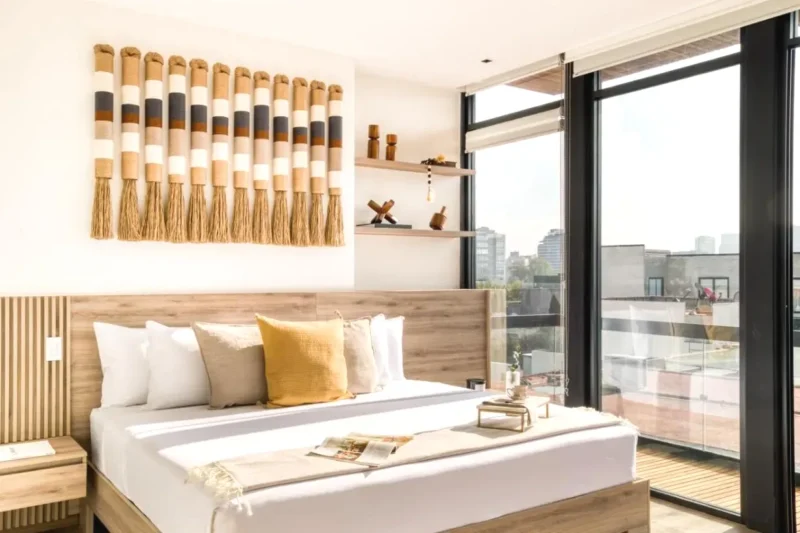 Cama con ventanales y vistas a CDMX UTOPIC Palacio Polanco by ULIV