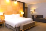 Cama extragrande de la suite Courtyard by Marriott Mexico City Revolucion