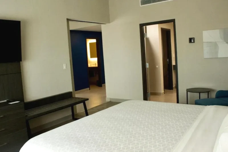 Cama extragrande de la Suite Holiday Inn Express & Suites Tijuana Otay by IHG