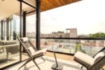 Copa de vino en la terraza del Ático UTOPIC Palacio Polanco by ULIV CDMX