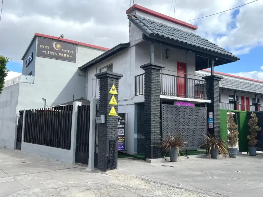 Entrada exterior del Hotel Luna Park Tijuana