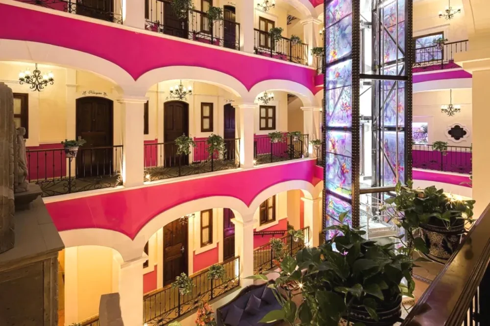 Interior con luces del Casona Maria Puebla