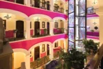 Interior con luces del Casona Maria Puebla