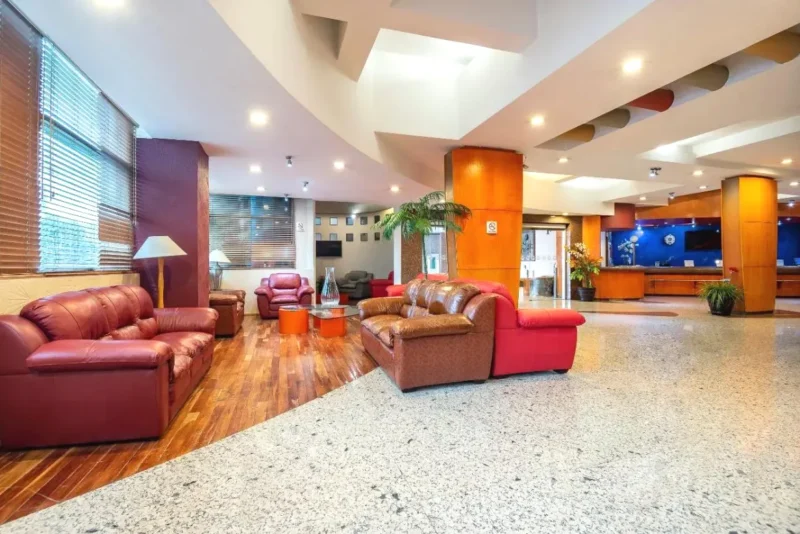Interior del Hotel Mandarin Carton Tlalnepantla con sofás