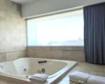 Jacuzzi con vistas en la Suite del We Hotel Aeropuerto CDMX