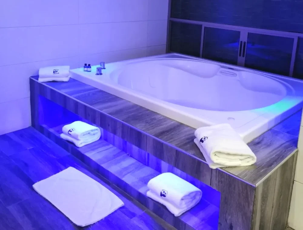 Suite Deluxe con bañera de hidromasaje Hotel Plaza Arteaga Monterrey con Jacuzzi Privado