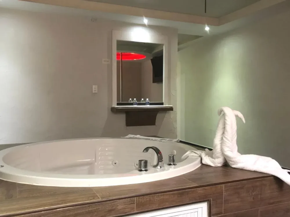 Suite con bañera de hidromasaje - Cama extragrande Hotel & Villas 7 Iztacalco con Jacuzzi Privado