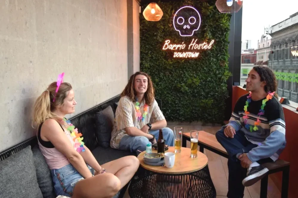 Jovenes tomando unas cervezas en la terraza Barrio Downtown Mexico City Hostel Jovenes tomando unas cervezas en la terraza Barrio Downtown Mexico City Hostel