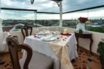 Mesa romántica con pétalos de rosa en la terraza con vistas Casona Maria Puebla