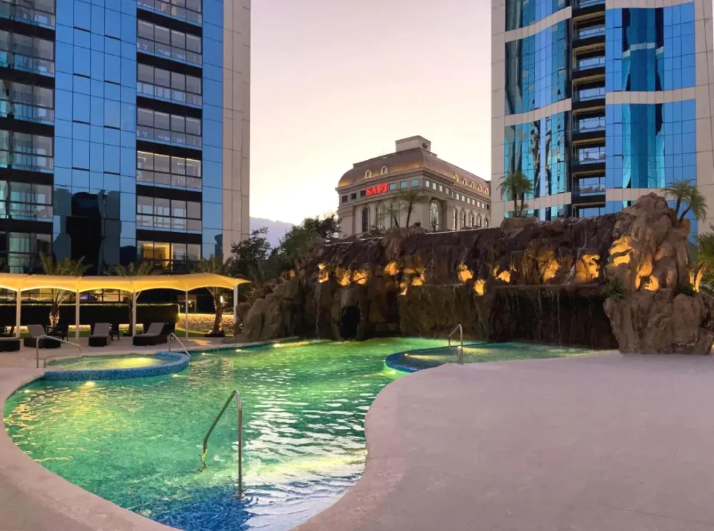 Piscina al atardecer Safi Royal Luxury Metropolitan Monterrey