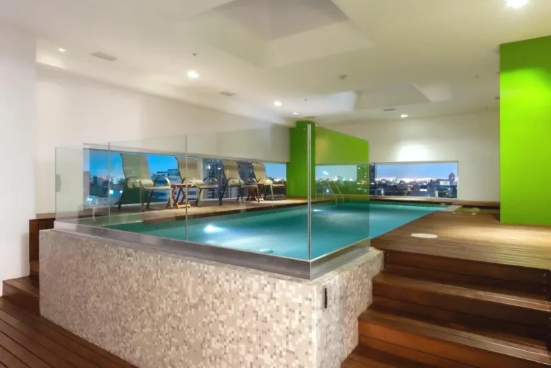 Piscina cubierta del Hotel Novit CDMX