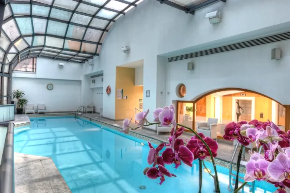 Piscina cubierta del Marquis SkySuites CDMX
