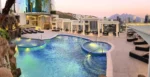 Piscina exterior con vistas a las montañas de Monterrey Safi Royal Luxury Metropolitan