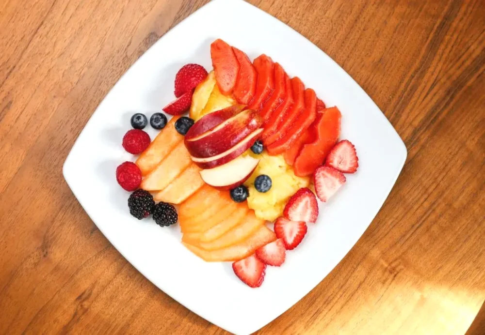 Plato de fruta dentro del Quartz Hotel & Spa Tijuana Plato de fruta dentro del Quartz Hotel & Spa Tijuana