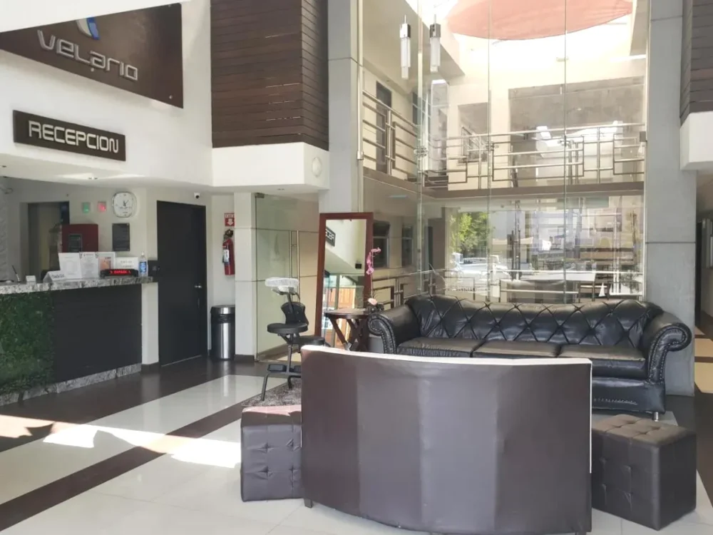Recepción con sofás del Hotel Velario Tijuana Recepción con sofás del Hotel Velario Tijuana