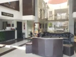 Recepción con sofás del Hotel Velario Tijuana