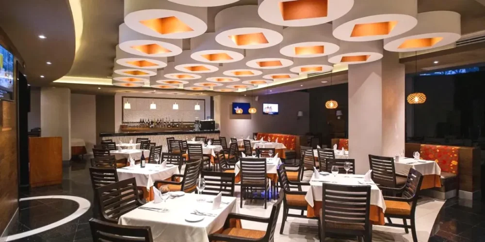Restaurante con mesas del JF Grand Puebla