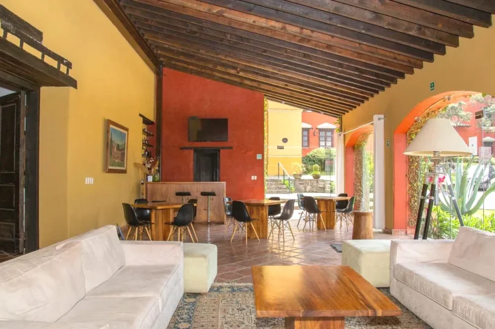 Sala de estar con mesas y sofás Hotel Hacienda San Martin Toluca