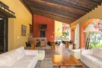 Sala de estar con mesas y sofás Hotel Hacienda San Martin Toluca