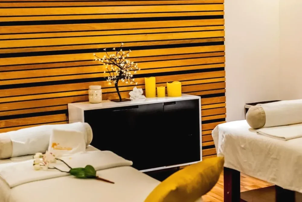 Sala de masajes con 2 camillas en el Hotel Ticuán Tijuana