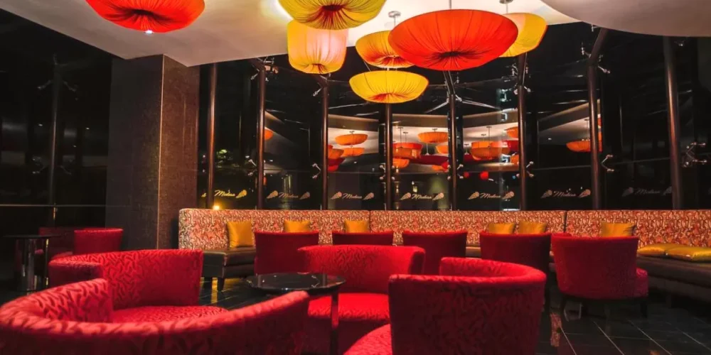 Sala romántica con sofás de color rojo JF Grand Puebla