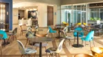 Sillas y mesas en el interior del Holiday Inn Express & Suites Tijuana Otay by IHG