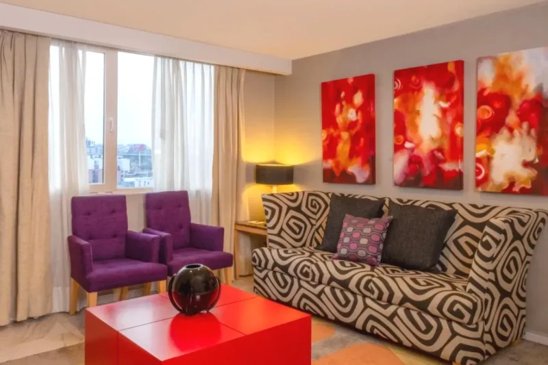 Sofa de la suite Courtyard by Marriott Mexico City Revolucion