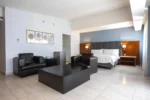 Suite con sofas Holiday Inn Puebla Finsa by IHG