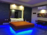 Suite Deluxe con cama y luces azules Hotel Plaza Arteaga Monterrey