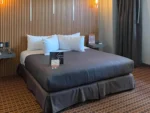 Suites Inn la Muralla Hotel & Spa Metepec con cama king size en la Suite Junior
