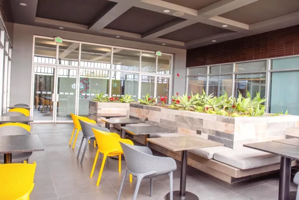 Terraza exterior con mesas Holiday Inn Express & Suites Tijuana Otay by IHG Terraza exterior con mesas Holiday Inn Express & Suites Tijuana Otay by IHG