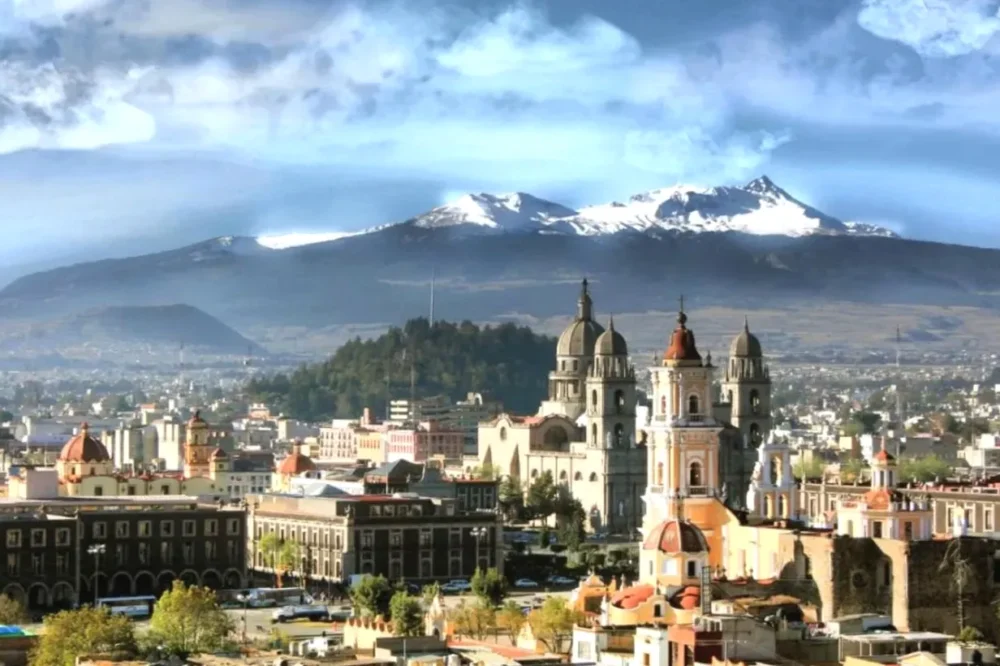 Vistas de Metepec con catedrales y montañas de fondos
